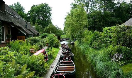 water-village-no-roads-canals-giethoorn-netherlands-10