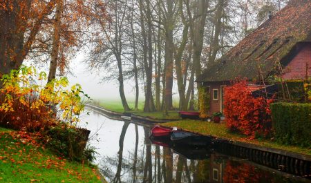 water-village-no-roads-canals-giethoorn-netherlands-13