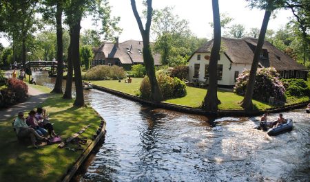 water-village-no-roads-canals-giethoorn-netherlands-5