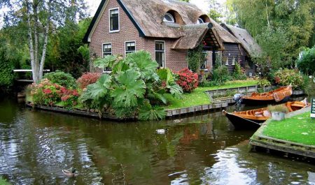 water-village-no-roads-canals-giethoorn-netherlands-8
