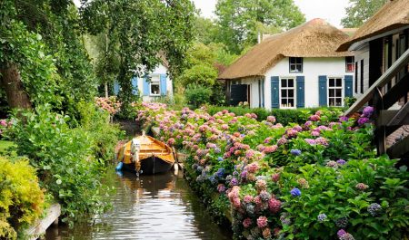 water-village-no-roads-canals-giethoorn-netherlands-9
