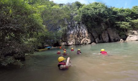 6 – Bơi vào hang tối