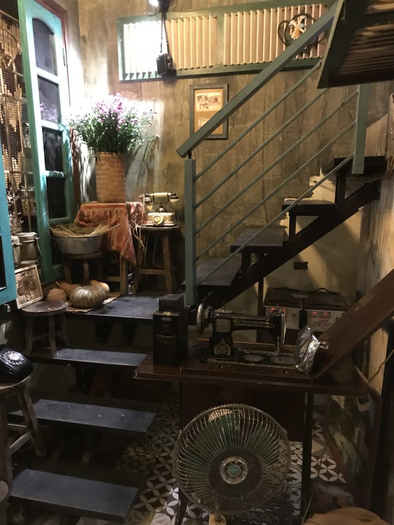 Một góc cầu thang nơi quán cà phê Nhà Kho
