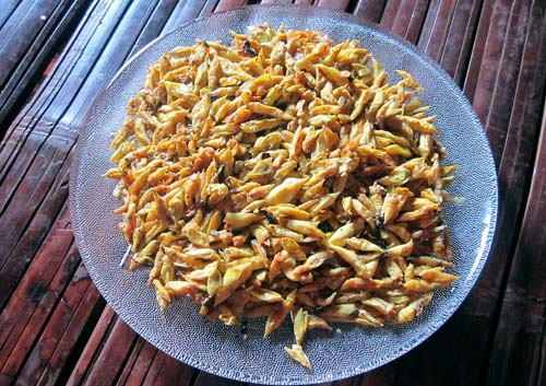 Sâu muồng xào lá chanh - món ăn dân dã nổi tiếng ở Đăk Lăk (Ẩm thực Tây Nguyên)