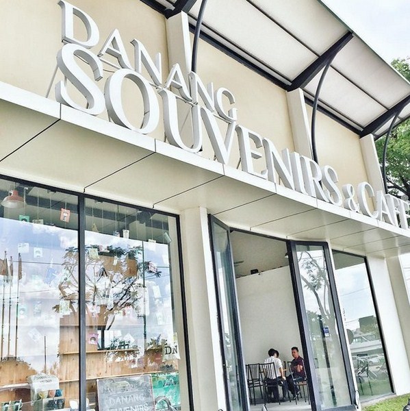DaNang Souvenirs & Cafe với tông màu trắng chủ đạo - Cafe Đà Nẵng