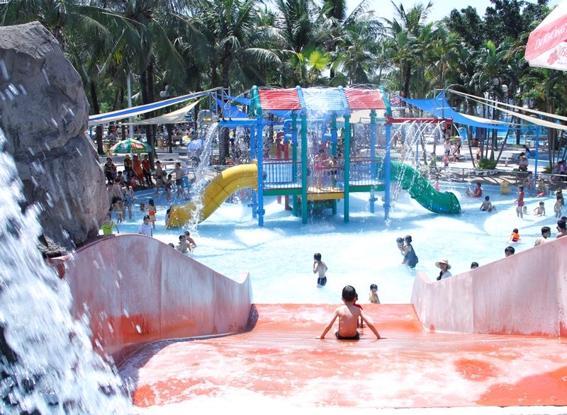 Công viên nước có 2 khu vực vui chơi chính đó là công viên nước (Khu vui chơi dưới nước) và công viên Mặt Trời Mới (khu vui chơi trên cạn).