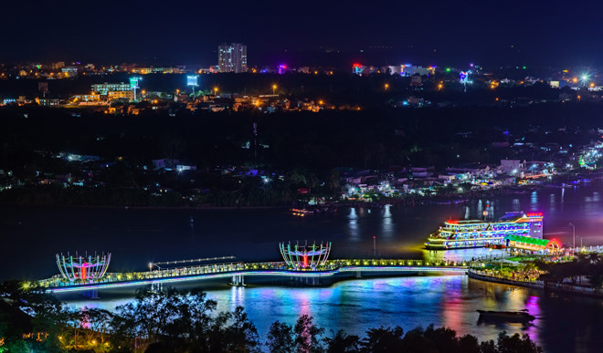 Bến Ninh Kiều nổi bật về đêm