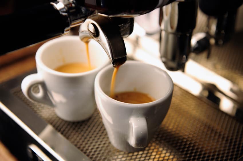 Cafe được pha bằng máy là cách pha độc đáo của người Ý, tạo cho cafe có vị thơm nồng