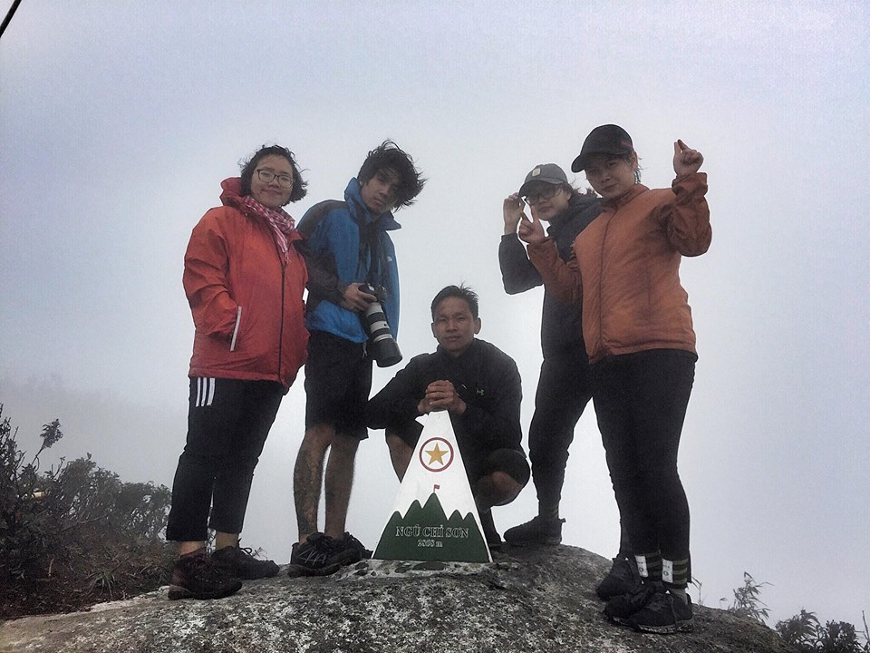 Tổng mất 5 tiếng từ Tả Giàng Phình, chúng tôi đã lên được đỉnh Ngũ Chỉ Sơn chụp vội những bức ảnh và xuống núi mất 6 tiếng vì lúc đó ai nấy đều thấm mệt.