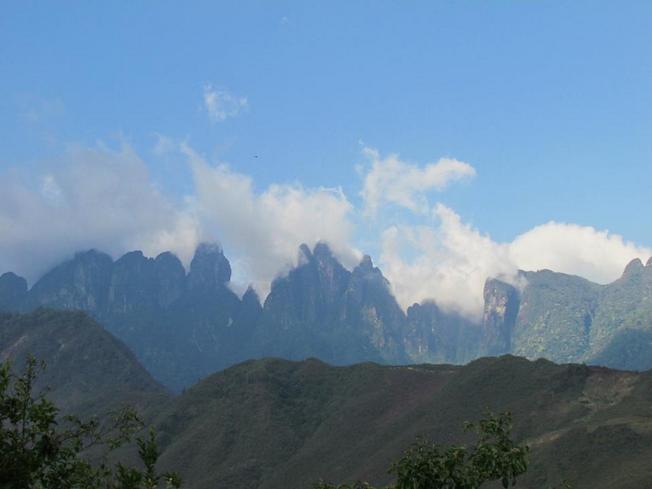 Ngũ Chỉ Sơn có 5 ngọn núi chính, nằm thẳng đứng chĩa lên trời trông như 5 ngón tay nên núi có tên là Ngũ Chỉ Sơn.