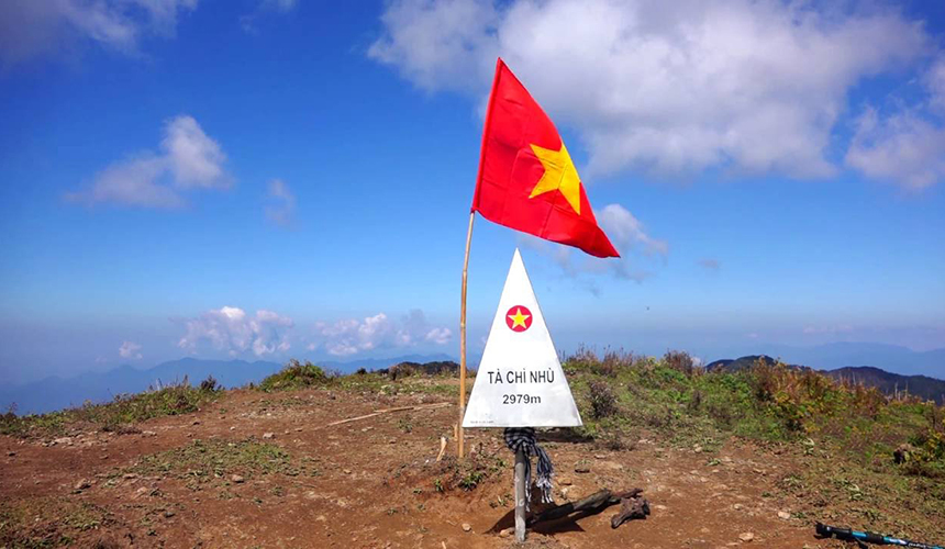 Tà Chì Nhù là 1 trong 10 ngọn núi cao nhất Việt Nam thuộc dãy Hoàng Liên Sơn huyền thoại có độ cao 2.979m nằm trong địa bàn xã Hà Hồ-huyện Trạm Tấu-tỉnh Yên Bái.