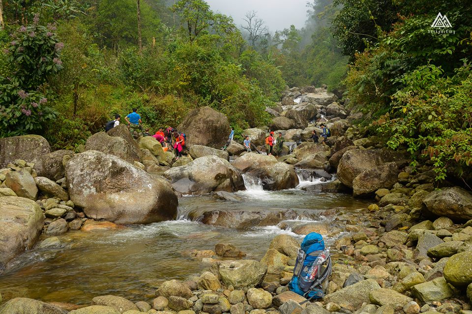 Putaleng là đỉnh có địa hình hỗn hợp, chủ yếu là đường rừng, đường mòn trơn và rất dốc thường xuyên phải bám vào thân cây để leo. 