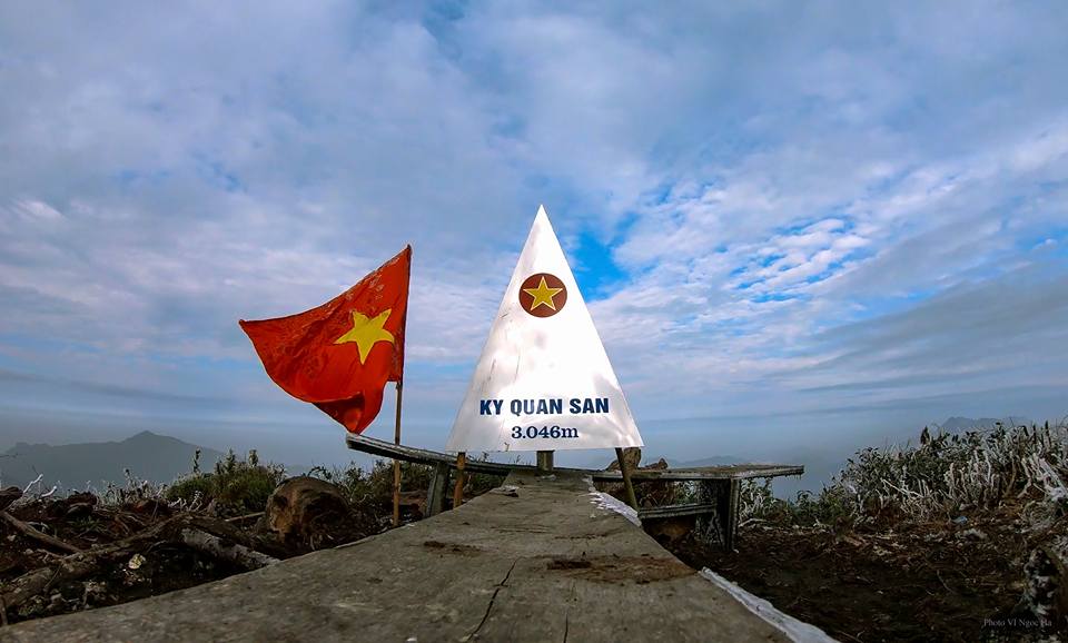 Bạch Mộc Lương Tử là ngọn núi cao thứ 4 ở Việt Nam sau Fansipan, Pusilung và Putaleng, nằm giữa ranh giới của 2 tỉnh Lai Châu và Lào Cai.