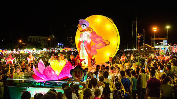 Vào tối ngày lễ hội trung thu Tuyên Quang, người dân sẽ cùng nhau lên phố chiêm ngưỡng cuộc diễu hành với hàng loạt những chiếc đèn lồng khổng lồ trên đường Nguyễn Tất Thành.