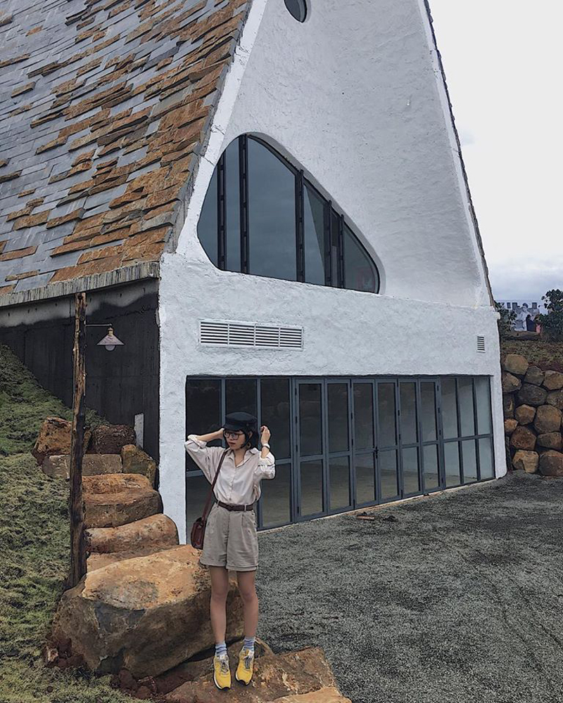 Trên Instagram, những bức hình check-in với background là một loạt chiếc dì trắng treo lơ lửng cực kì đẹp, những góc kiến trúc độc đáo nhà dài của người Tây Nguyên khiến ai nấy nhìn cũng phải trầm trồ.