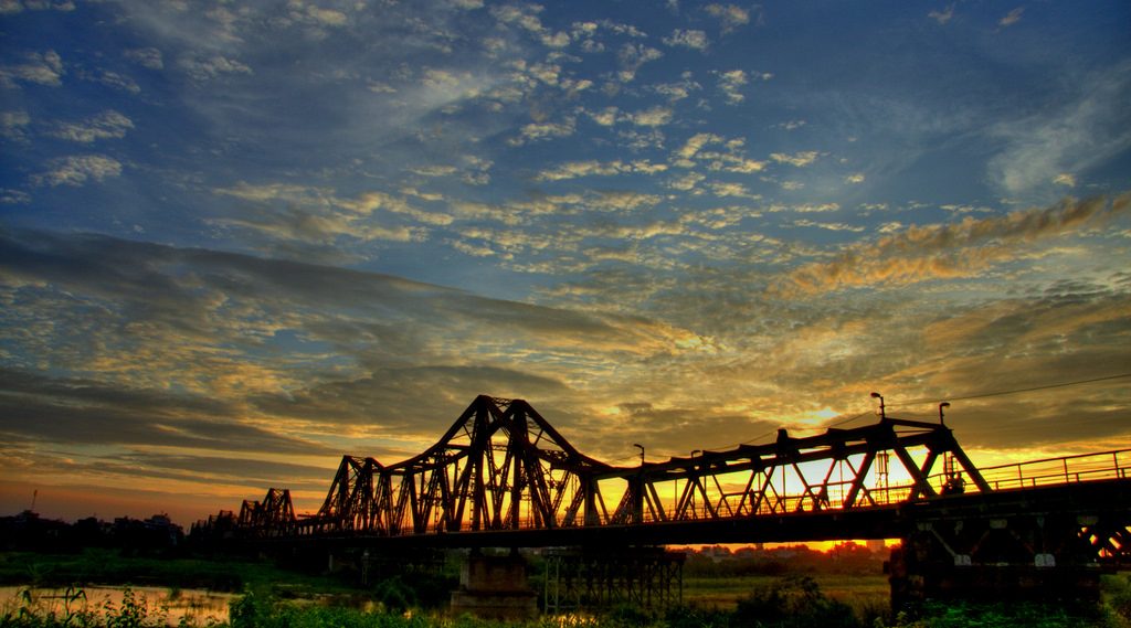 Nếu ai đó hỏi nơi ngắm hoàng hôn đẹp nhất ở Hà Nội ,tôi sẽ không ngại mà nói rằng: cầu Long Biên.