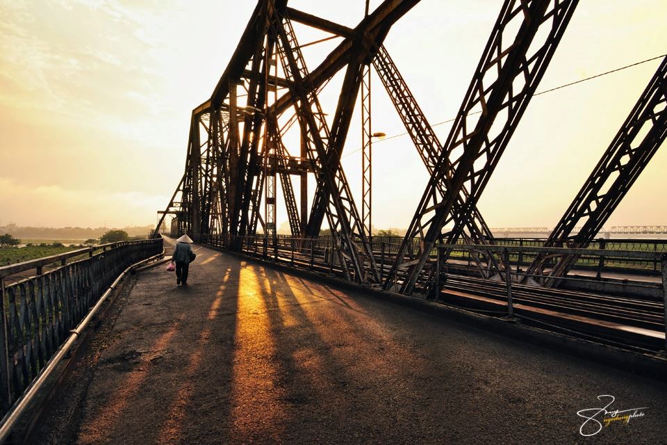  Với cái ánh nắng không quá lộng lẫy, kiêu kỳ như Hồ Tây, hoàng hôn ở cầu Long Biên mang đầy sức sống. 