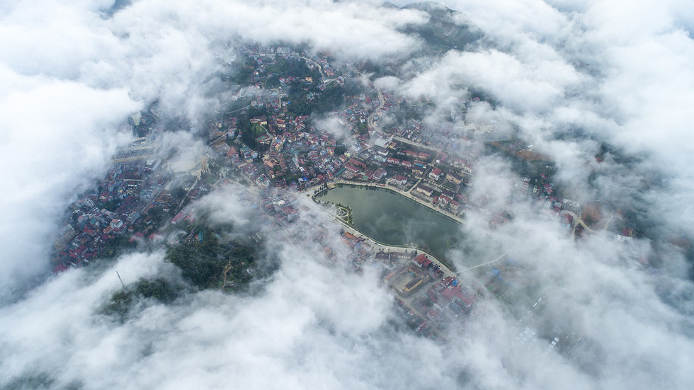Thị trấn Sapa chìm trong biển mây
