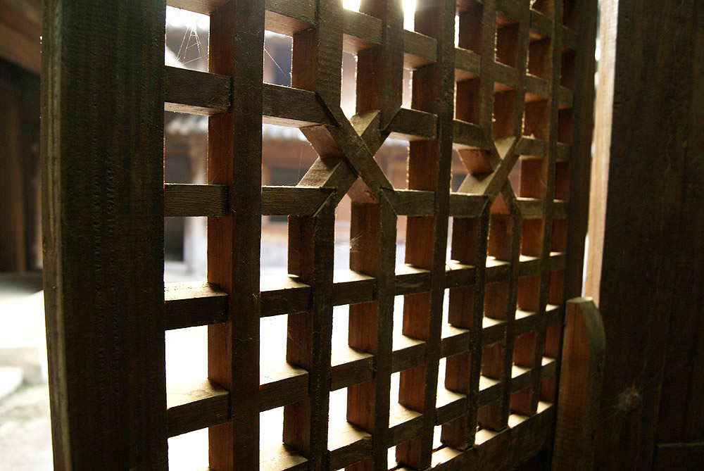 Những khung cửa được làm bằng gỗ sa mộc rất chắc chắn cho đến ngày nay