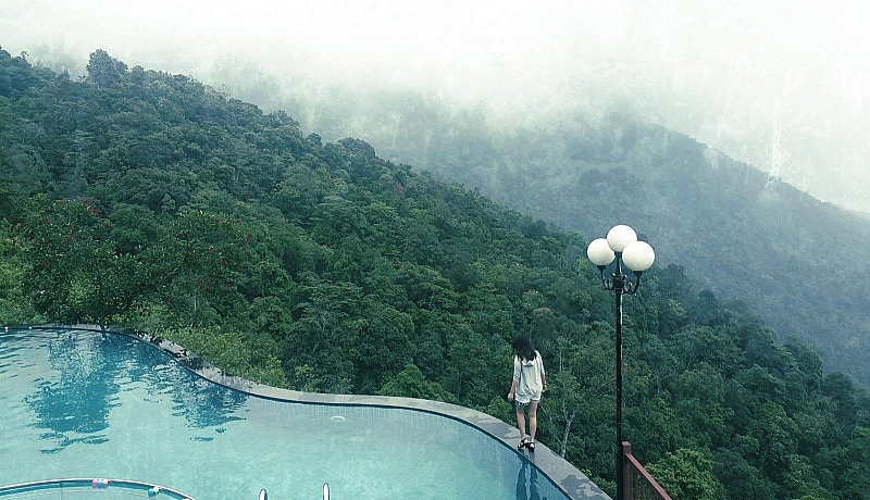 Bể bơi vô cực nằm ở lưng chừng núi với làn nước trong xanh, view nhìn ra phía núi rừng với những ngọn núi cao trùng điệp. 