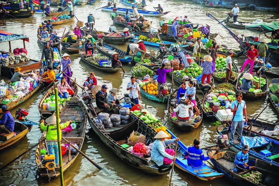 Cần Thơ là trung tâm của Đồng Bằng sông Cửu Long, cuộc sống của người dân nơi đây đậm nét của một vùng quê sông nước và là một trong những địa điểm du lịch hấp dẫn của miền Tây