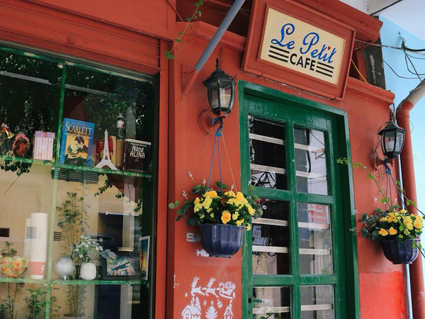 Le Petit là một quán cà phê sách lâu đời ở Hà Nội. Quán tuy nhỏ nhưng với thiết kế của chị chủ mà trông vô cùng xinh xắn làm cho ta có cảm giác như lạc vào thế giới cổ tích.