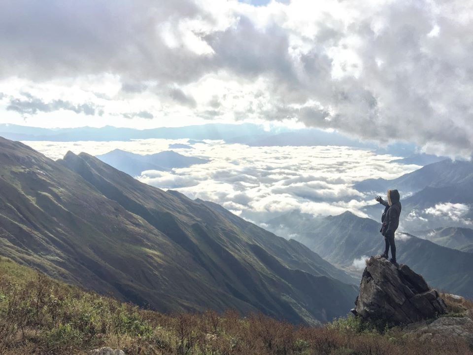 Đứng từ Tà Chì Nhù, bạn có thể nhìn thấy ngọn núi Tà Xùa, Tà Y Chơ nhô lên giữa biển mây trông thật hùng vĩ.
