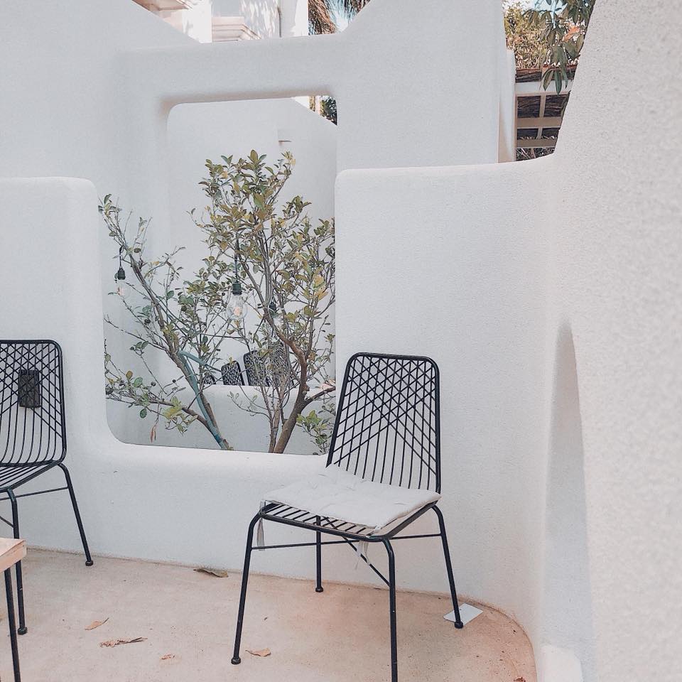 Giống như một Santorini phiên bản Hy Lạp thu nhỏ ở tp. Buôn Ma Thuột. Toàn bộ quán được sơn màu trắng tinh tạo nên không gian trong lành, tinh khôi.