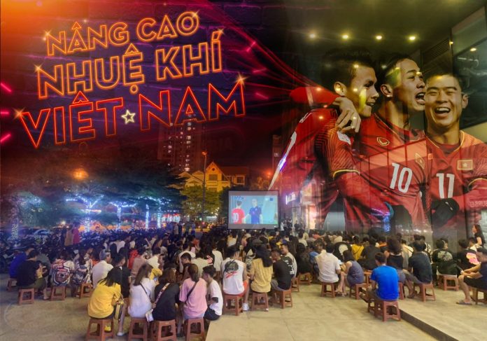 Quán trà chanh chiếu bóng đá tại Hà Nội