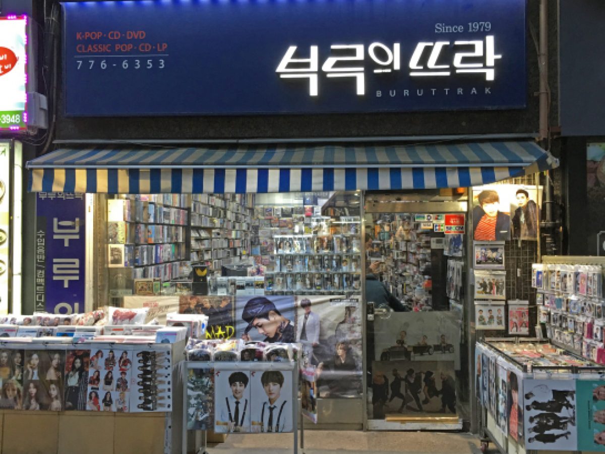 HÀ NỘI] 5 cửa hàng bán đồ Kpop cho fan sẵn sàng "đu đưa" idol