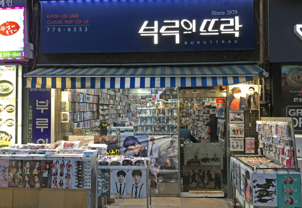 [HÀ NỘI] 5 cửa hàng bán đồ Kpop cho fan sẵn sàng “đu đưa” idol