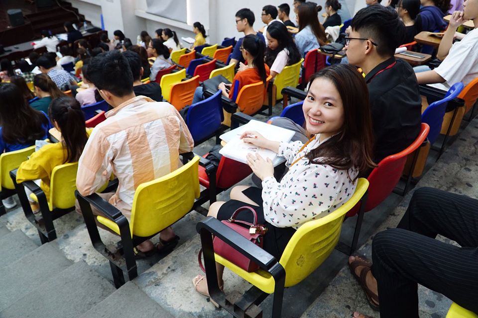 Hàng ghế nhiều màu sắc tại hội trường 613-03 Quang Trung, Đà Nẵng ﻿