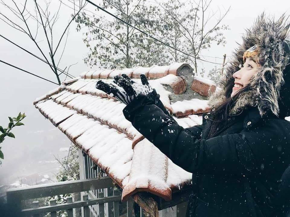 Hạnh phúc mùa tuyết rơi của cô gái trẻ đến mỹ du lịch vào mùa đông ﻿