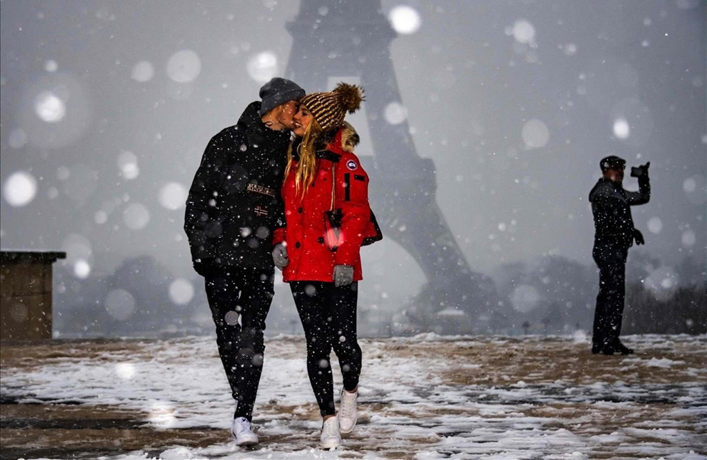 Cặp đôi lãng mạn trong ngày tuyết tại Paris ﻿