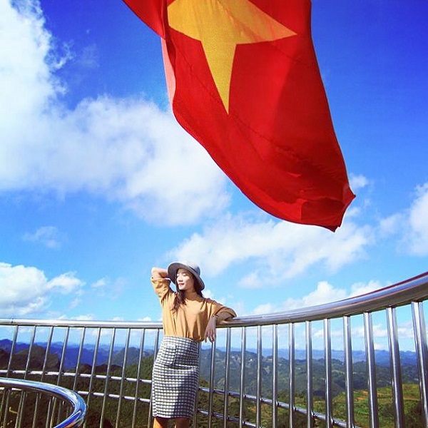 Là người Việt Nam làm ơn hãy đặt tay một lần vào cột cờ Lũng Cú nhé