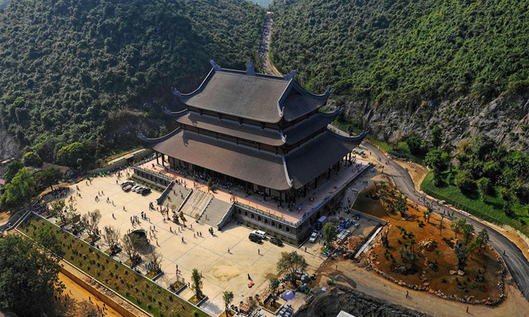 Từ khi xây dựng, ngôi chùa rất đông khách đến tham quan, ngắm cảnh