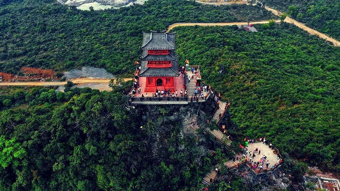 Chùa Ngọc nằm trên đỉnh núi cao 468 m, thuộc quần thể chùa Tam Chúc (Hà Nam). 