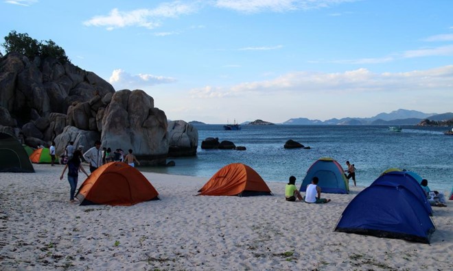 Cắm trại bên bờ biển Hòn Khô cũng cực kỳ trữ tình