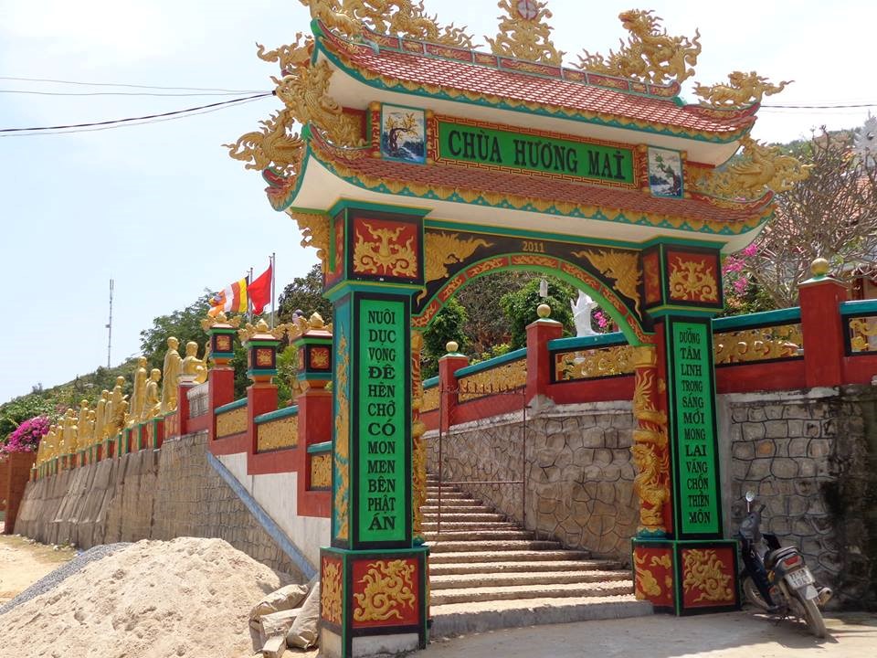 Tranh thủ ghé thăm chùa Hương Mai khi cắm trại trên Hòn Khô