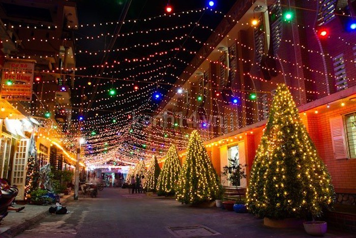Khung cảnh đêm Giáng sinh trên một con phố tại Việt Nam