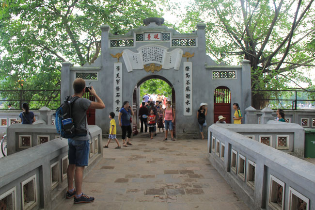 Chiếc cổng thứ 3 của đền Ngọc Sơn