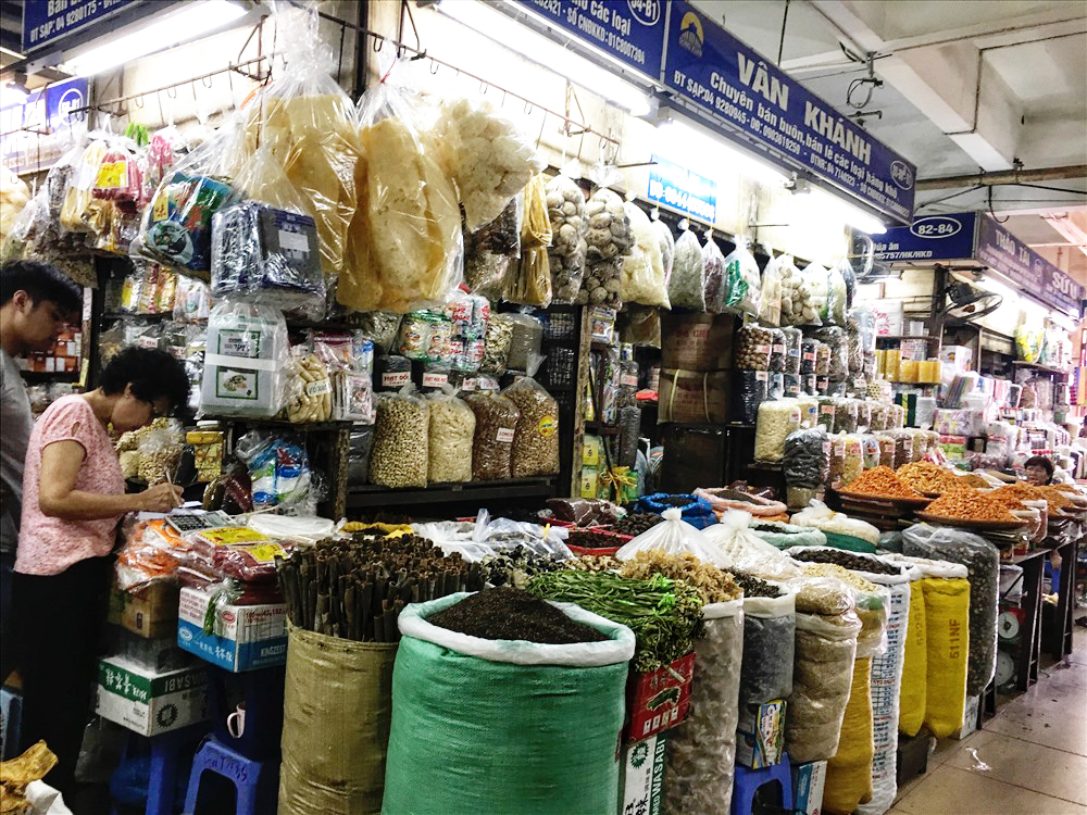 Các mặt hàng tại chợ Đồng Xuân được phân chia rõ ràng theo khu vực và vô cùng đa dạng