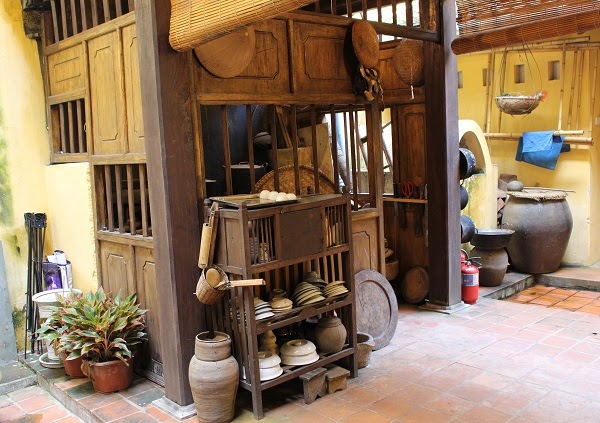 Khu vực bếp của nhà cổ được làm tách biệt hẳn với khu ở, gắn liền với truyền thuyết Táo quân của người Việt