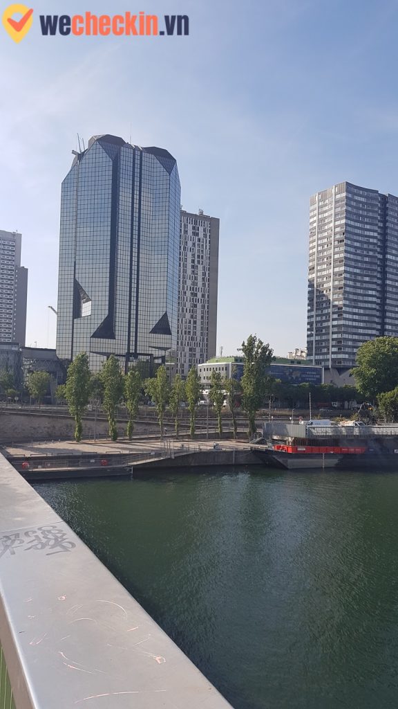 Góc nhìn từ trên cầu ra sông Seine và thành phố Paris 