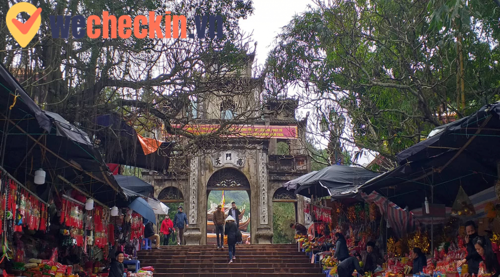 Cổng tam quan chùa Thiên Trù rêu phong cổ kính.