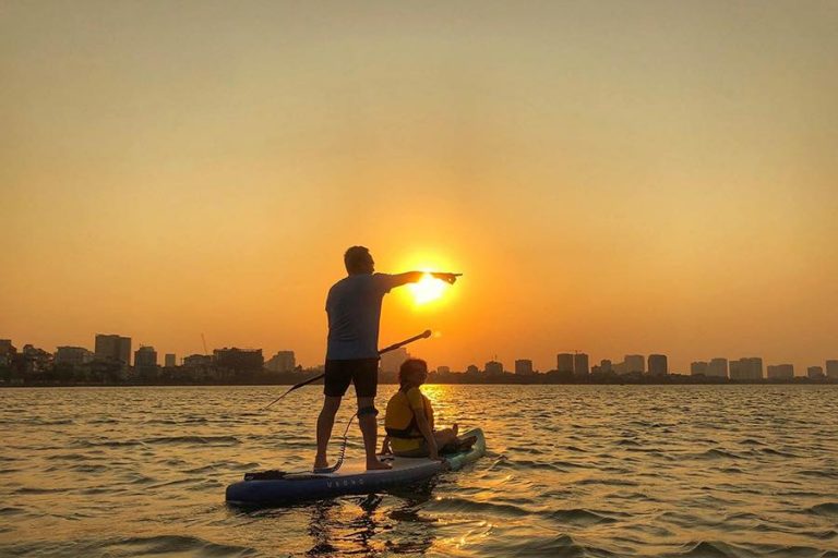 Chèo thuyền SUP Hồ Tây – Một trải nghiệm “cực đã” dành cho giới trẻ Hà Nội