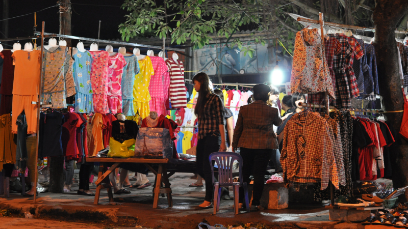 Khám phá 5 khu chợ đêm Hà Nội nổi tiếng giá rẻ mà tân sinh viên nên biết