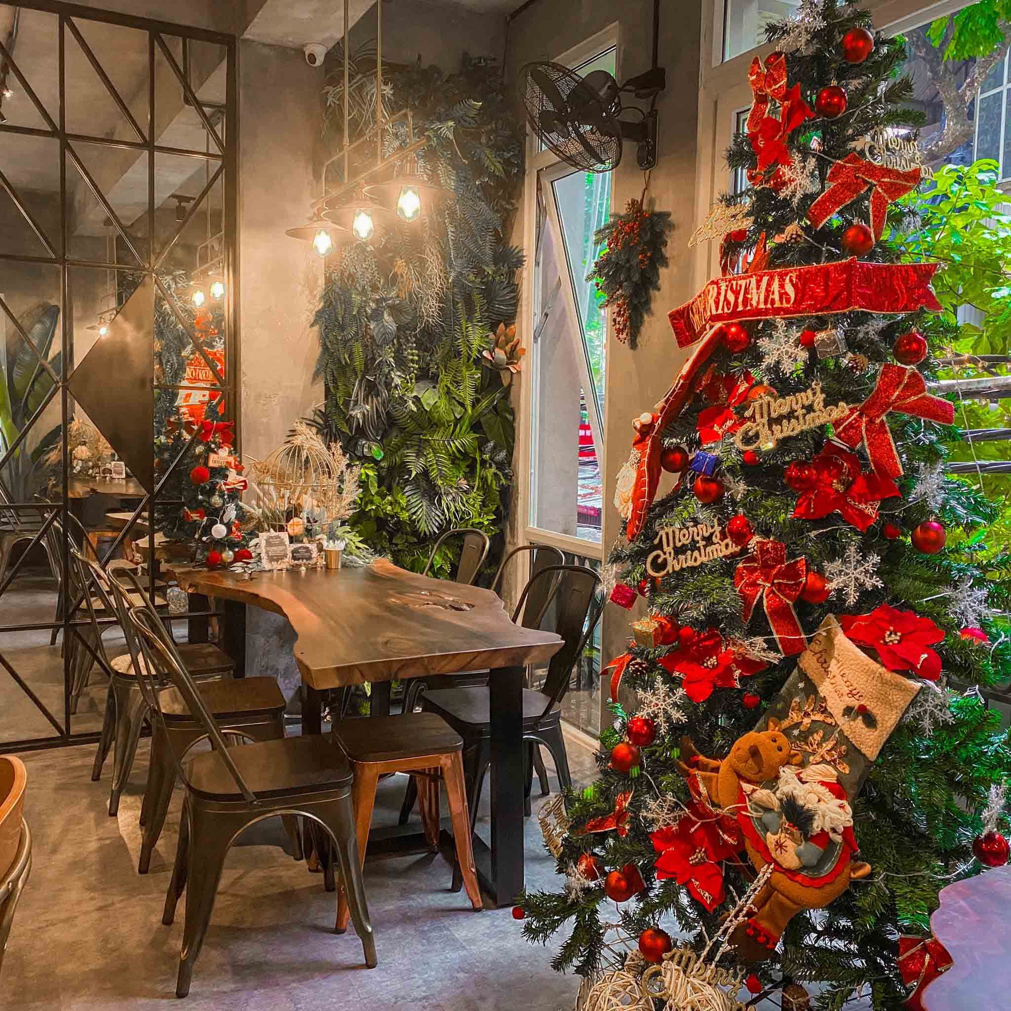 Quán cafe trang trí Noel tại Hà Nội