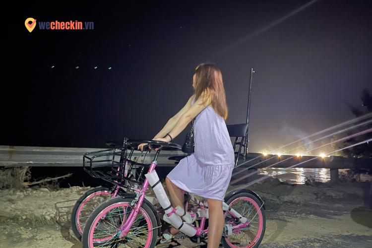 Trải nghiệm đạp xe rong ruổi theo con đường ven biển Minh Châu